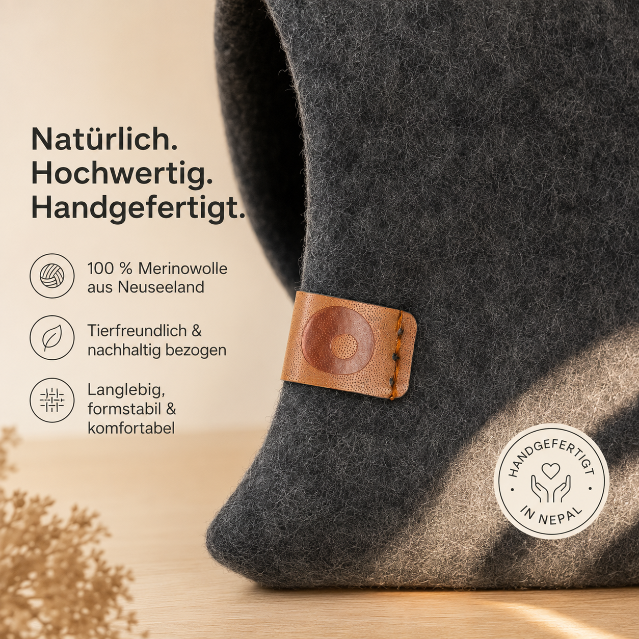 Leder-Label Detail – Merinowolle, handgefertigt in Nepal – Cosy Cave Anthrazit